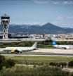foto XAVIER CERVERA 16/06/2024 pista de despegue del aeropuerto de el prat de llobregat BCN con aviones de vueling, air europa (y garraf al fondo) barcelona