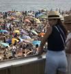 La platja de Barcelona segueix plena de turistes a dia 22 d'agost de 2024. La temporada de turisme s'allarga cada cop més. 22-08-2024. Foto: Miquel Muñoz / Shooting.