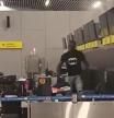 Saca un martillo y destroza pantallas en un aeropuerto de Chile porque no podía viajar a Estados Unidos