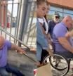 Un hombre en silla de ruedas obligado a arrastrarse por las escaleras de una estación de Rodalies porque no reparan el ascensor