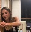 Le muestra su anillo de “compromiso” y su reacción se vuelve viral al saber la verdad: “Cómo ha llorado”