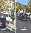 Graba cómo una furgoneta se salta un semáforo en Barcelona y dos motoristas acaban en el suelo por su culpa
