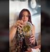 Dua Lipa añade unos surrealistas ingredientes a su coca-cola, se lo da a probar a sus amigas y la gente alucina: “Pepinillos y jalapeños”