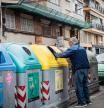 Un señor en unos contenedores de Viladecans