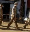 Varios militares, a 2 de noviembre de 2024, en Masanasa, Valencia, Comunidad Valenciana (España). Más de 200 voluntarios de Protección Civil de toda España están participando en las tareas de emergencia como consecuencia de la DANA que el pasado 29 de octubre afectó a la provincia de Valencia. La cifra de fallecidos por el temporal es más de 210, y desde ayer, 1 de noviembre, se ha restringido el acceso con vehículos privados a los municipios afectados.