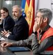 El presidente de Aragón (c), Jorge Azcón, flanqueado por su consejero de Hacienda (i), Roberto Bermúdez de Castro, y el jefe de servicio de Seguridad y Protección Civil (d), Jorge Crespo