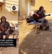 Un voluntario en Valencia ameniza las tareas de limpieza a vecinos y afectados por la DANA con su guitarra: “Hace falta entre tanto dolor”
