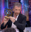 Pablo Motos ofrece al plató su estatuilla de los Premios Produ