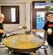 Juli Peretó y un servidor con nuestra primera paella de 100 comensales, Benimaclet