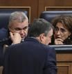MADRID, 14/11/2024.- La vicepresidenta primera y ministra de Hacienda, María Jesús Montero (d), conversa con el diputado socialista Santos Cerdán (i) y el portavoz del PNV en el Congreso Aitor Esteban (c, de espaldas) durante el pleno del Congreso de los Diputados este jueves en Madrid. EFE/ Fernando Villar