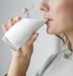 Una experta en nutrición explica por qué debes dejar de tirar la capa cuajada al calentar la leche: “Estamos perdiendo proteínas, vitaminas y minerales”