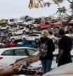 Coches amontonados en una zona afectada por la DANA, a 16 de noviembre de 2024, en Sedaví, Valencia, Comunidad Valenciana (España). El tercer fin de semana tras la DANA, que el pasado 29 de octubre arrasó la provincia de Valencia y deja ya más de 200 víctimas mortales, comienza hoy sin alertas meteorológicas activas en toda la Comunidad Valenciana, con restricciones de movilidad en cuatro carreteras para facilitar el desplazamiento de los medios desplegados y el transporte público y con más 21.800 efectivos trabajando en las zonas afectadas.
