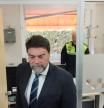 El alcalde Barcala sale de la nueva 'oficina' contra la ocupación de Alicante, a la izquierda, el concejal de Seguridad, y a la derecha el jefe de la Policía Local.