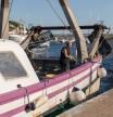 Un pescador en el puerto de Palamós (Girona)