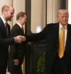 El Príncipe de Gales saluda al presidente electo de Estados Unidos, Donald Trump, en la residencia de los embajadores del Reino Unido en París, Francia, antes de su reunión.