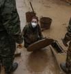 Militares trabajan para desatascar las alcantarillas, a 13 de noviembre de 2024, en Paiporta, Valencia, Comunidad Valenciana (España). El pasado 29 de octubre una DANA asoló la provincia de Valencia. La peor gota fría del país en el siglo se salda con 215 víctimas mortales y se contabilizan 23 desaparecidos. Mientras la población intenta recuperarse de la tragedia, la Agencia Estatal de Meteorología (Aemet) ha activado una nueva alerta naranja por la llegada de una nueva DANA que llegará a partir de esta tarde-noche a Valencia y podría dejar precipitaciones ‘’muy fuertes y persistentes’’. Aunque en esta ocasión la alerta es naranja y no roja, son muchos los municipios que han tomado medidas preventivas como la suspensión de las clases o la instalación de sacos de arena como medida de prevención contra los desbordamientos de ríos.