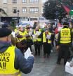 Más de medio centenar de pensionistas se manifiestan en Santander para cantar sus