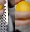 El truco del papel de horno para aprovechar al máximo la piel del limón en lugar de desperdiciar lo que se queda pegado al rallador