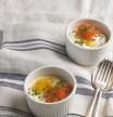 Huevos en cocotte con espárragos y salmón al microondas, una receta rapidísima