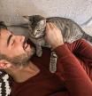 “Cada noche mis gatos me recuerdan que mi cama es su cama. Ellos me dan permiso para dormir a su lado. El mundo al revés”