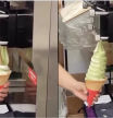Prepara un increíble helado doble y la gente alucina con su forma: “Es un unicornio”