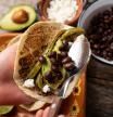 Tacos de frijoles y aguacate, una receta rápida, saludable y rica en proteínas