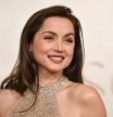 Ana de Armas derrocha glamur en los Oscar con un diseño de aire gótico