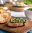 Tostada de pesto de pistachos, una receta facilísima para un desayuno diferente