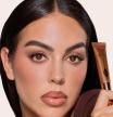 Georgina Rodríguez, imagen de la nueva campaña de Charlotte Tilbury: “Es increíble cómo un simple trazo a lo largo de los pómulos puede transformarte al instante. El contouring me hace sentir segura y sexy”