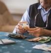 Una persona mayor contando billetes de euro