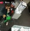 “Es un héroe”: tumba a un ladrón que estaba robando una joyería y queda grabado en vídeo