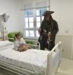 El actor Johnny Depp visita a los niños ingresados en el área de oncología del Hospital Infantil Niño Jesús