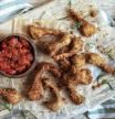 Costillas de conejo rebozadas con salsa de tomate brava, una receta irresistible