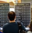 Pasajeros observan las pantallas con los vuelos de la Terminal 4 del Aeropuerto Adolfo Suárez Madrid Barajas, a 1 de julio de 2022, en Madrid (España). Como cada año, el inicio de los meses de verano suponen un aumento en los desplazamientos en los aeropuertos. Este 1 de julio de 2022 está marcado por huelga en varias aerolíneas internacionales. En concreto, los turistas que decidan destinos en el extranjero, se verán afectados por la huelga de los trabajadores de Ryanair, que comenzó el día 24 de junio y se extenderá hasta mañana 2 de julio. A esta se le suma también la de Easyjet, que ha comenzado hoy con la cancelación de 7 vuelos y retrasos en otros 12.