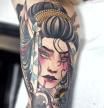 Sus primeros pasos en el tatuaje estuvieron ligados al estilo japonés, con sus líneas negras marcadas, sus colores vivos y su carga simbólica
