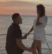 Le pide matrimonio a su novia en un yate con sus amigos y el que tenía que ayudarle con el anillo mete la pata de forma garrafal: ”¿Lo encontraron?”