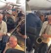 Una banda de jazz a bordo de un avión con retraso improvisa un concierto para amenizar la espera de los pasajeros