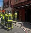 Muere un hombre en la explosión de gas de un bar de Vallecas, con al menos 25 heridos