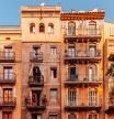 edificios antiguo de viviendas en barcelona al atardecer