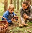 Una madre y su hijo se lo pasan en grande recogiendo setas en otoño
