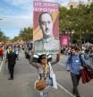 Manifestante porta pancarta con lema 'Los jóvenes despiertan. ¿(Francisco) Franco resucita?' durante la manifestación por el 12 de octubre de Movimiento Cívico d´Espanya i Catalans y Cataluña Suma por España, a 12 de octubre de 2025, en Barcelona, Cataluña (España). Esta movilización sale con el lema 