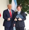 Milei recibe en la Casa Blanca el apoyo político y económico de Trump para evitar la debacle electoral