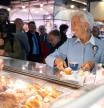 Christine Lagarde visitando un mercado en Florencia (Italia)