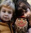 Dos niños, ilusionados con los futuros regalos del Caga Tió