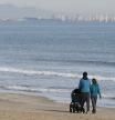 VALENCIA, 29/11/2025.- Una pareja pasea a su bebé por la playa de las Arenas en Valencia, este sábado. El cielo de la Comunitat Valenciana estará hoy poco nuboso, con intervalos de nubes altas por la tarde; las temperaturas ascenderán o se mantendrán sin cambios, y el viento soplará del oeste de flojo a moderado, según la previsión de la Agencia Estatal de Meteorología (Aemet).EFE/ Ana Escobar