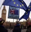 LONDON (United Kingdom), 17/12/2025.- Pro-EU campaigners hold EU flags and placards outside Parliament in London, Britain, 17 December 2025. The UK is set to rejoin the Erasmus student exchange programme, the British government has confirmed. (Reino Unido, Londres) EFE/EPA/ANDY RAIN