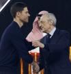 Soccer Football - Spanish Super Cup - Final - FC Barcelona v Real Madrid - King Abdullah Sports City Stadium, Jeddah, Saudi Arabia - January 12, 2026 Real Madrid president Florentino Perez shakes hands with Real Madrid coach Xabi Alonso after losing the Spanish Super Cup final REUTERS/Vincent West