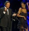 Las manos largas de Julio Iglesias y la mano tendida de Ayuso