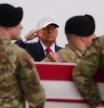 Trump recibe los cuerpos de los soldados americanos y promete mantener muertes “al mínimo”