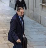 Ábalos alega lumbalgia, diabetes, hipertensión y depresión para evitar el furgón al Supremo